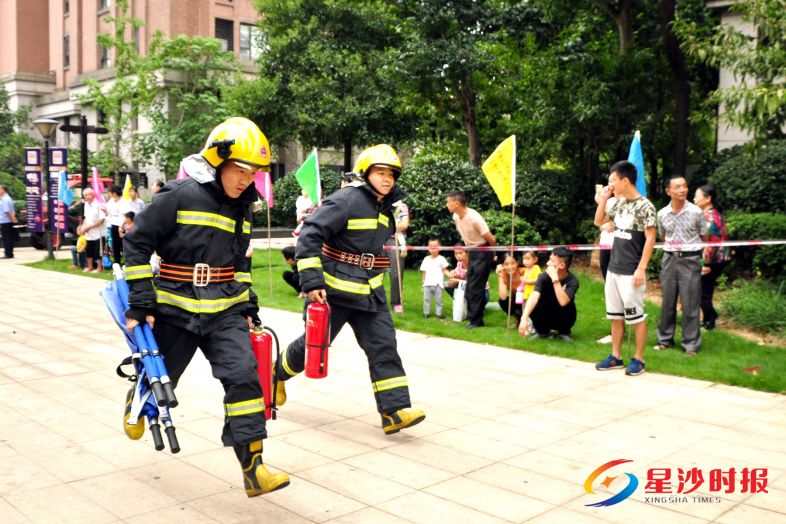 　　在长沙县湘龙街道三一街区5栋前坪，17支队伍、102名队员一起切磋消防技能、比拼救援速度。　　宋彬彬 摄