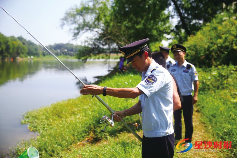 　　近日，执法人员发现东八线捞刀河大桥下有人垂钓，立即制止。 盛磊 摄