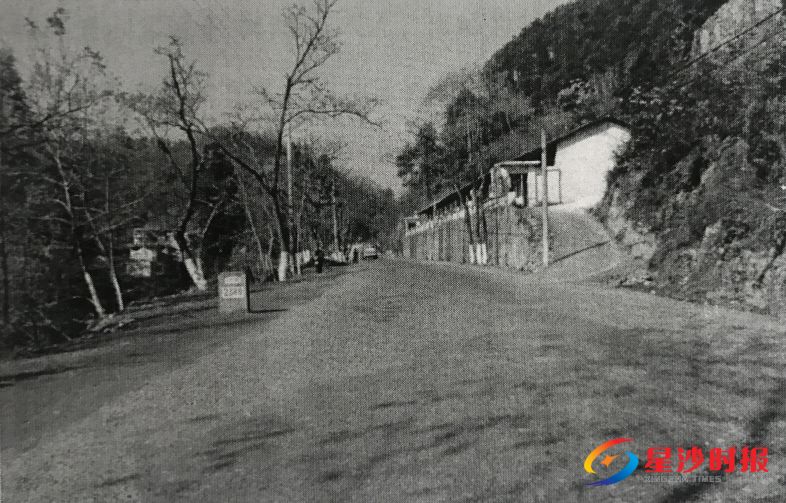 　　2005年，S207长沙县段扩改工程启动。原本的沥青路（渣油表处路面）提质改造为水泥路。资料图片