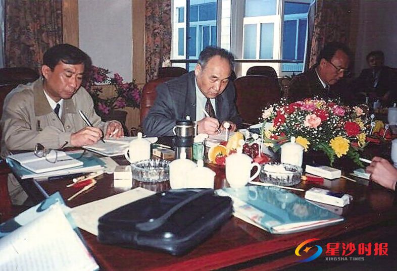 　　1997年4月21日，时任国务院特区办主任葛洪升（左二）考察经开区。资料图片  