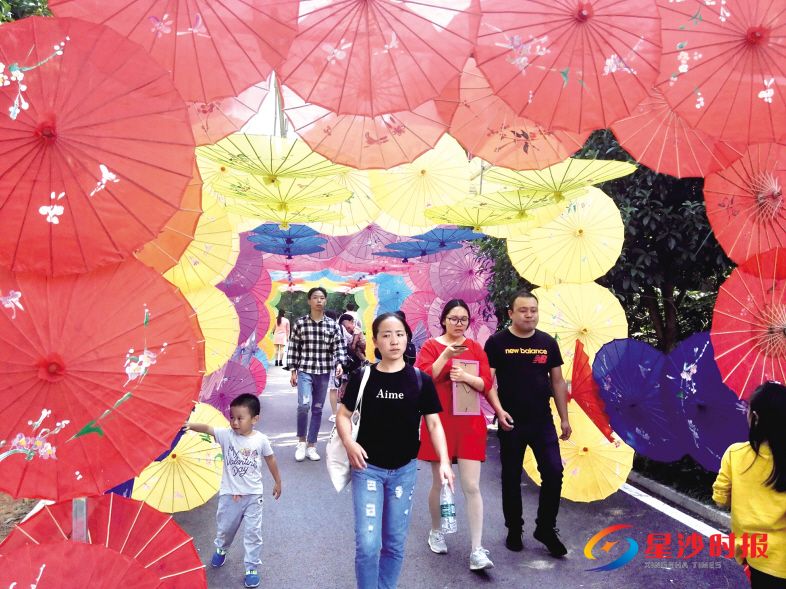 　　走进风车谷，五彩缤纷的风车正随风起舞，在阳光下绚烂夺目，再现浪漫童话世界。企业供图