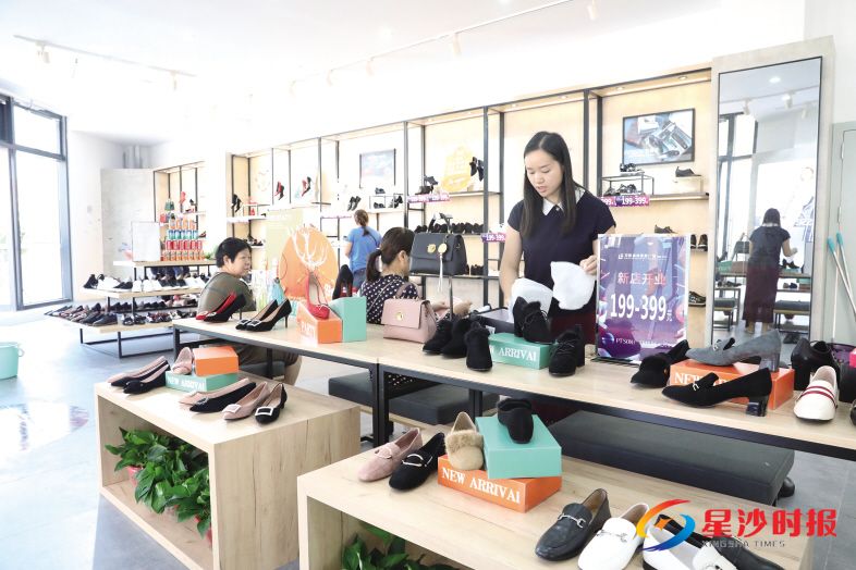 　　长沙百联奥特莱斯购物广场开业试运营，170余个品牌同步开门迎客。均为蒋炼摄