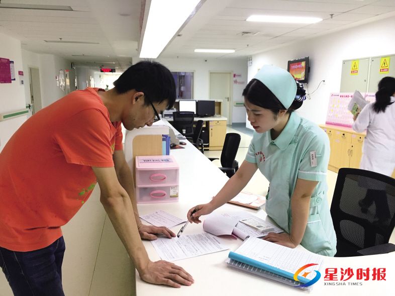 　　国庆期间，长沙县妇幼保健院的值班人数基本和日常上班保持一致。 邵柳 摄
