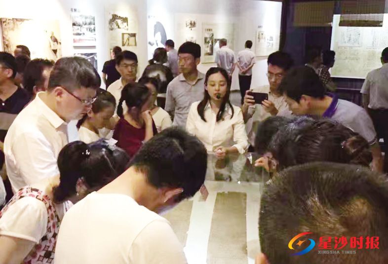　　长沙县开慧镇杨开慧纪念馆讲解员尹玲正在为游客讲解。　　杨开慧纪念馆供图