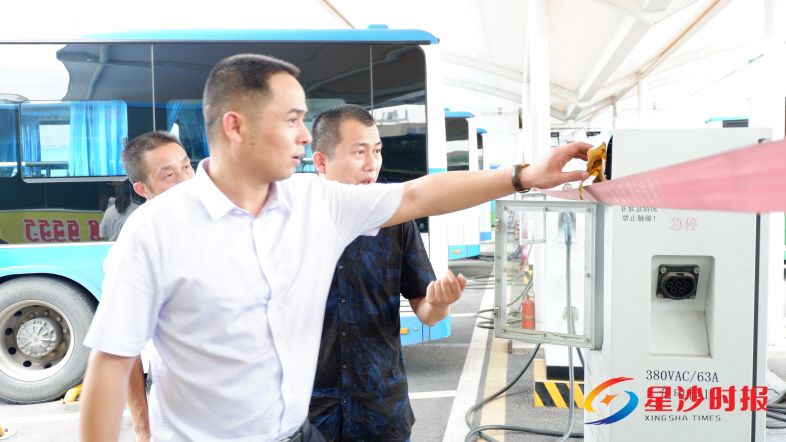 　　在东升路充电站场，周可对于纯电动新能源车的情况了如指掌，他用纯电动新能源车取代传统单一燃料柴油车，为蓝天保卫战贡献一份纯净的力量。陈瑶 摄