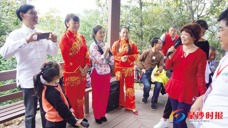 　　旅游节期间，长沙山歌传承人现场教游客唱山歌，唱出乡野韵味。彭帅 摄
