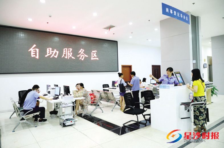 　　长沙县各级政务大厅均设立了网上自助服务区，帮代人员将手把手教办事群众使用网上自助办理功能。