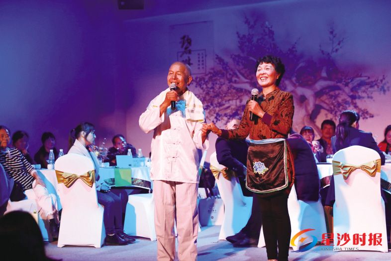 长沙县青山铺镇青山铺社区居民王新华(右)登上舞台,和老搭档合作表演花鼓戏《你待同志亲如一家》。 章帝 摄