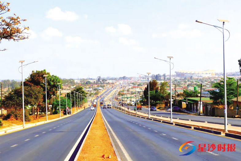 目前,耐普恩科技光伏路灯已出口至非洲。图为赞比亚首都卢萨卡城市主干道上,耐普恩科技生产的光伏路灯。企业供图