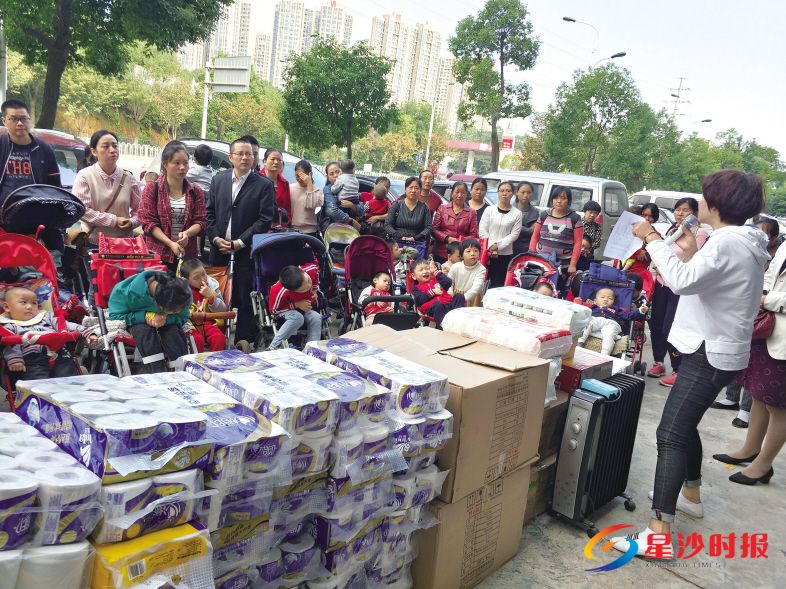 　　昨日，“慢天使之家”共收到20件棉被、500套衣服、40袋米、50桶油等物资，姚志军全数分发给脑瘫家庭。 　　姚志军供图