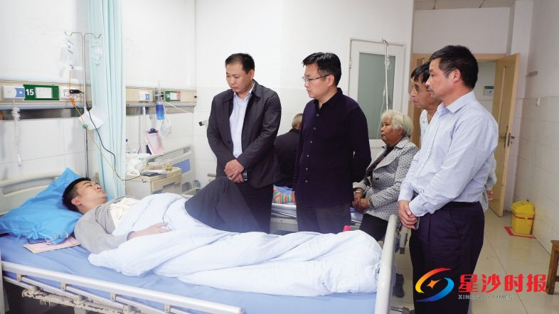 　　昨日，长沙县委宣传部及县行政执法局负责人一行慰问受伤队员卢勇。 陈瑶 摄