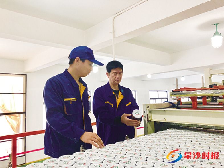 　　近日，长沙县高桥镇夏巍齐食用菌开发有限公司负责人夏义良（右）和员工刘和平，在公司车间内检查正在生产的食用菌罐头。宋彬彬 摄