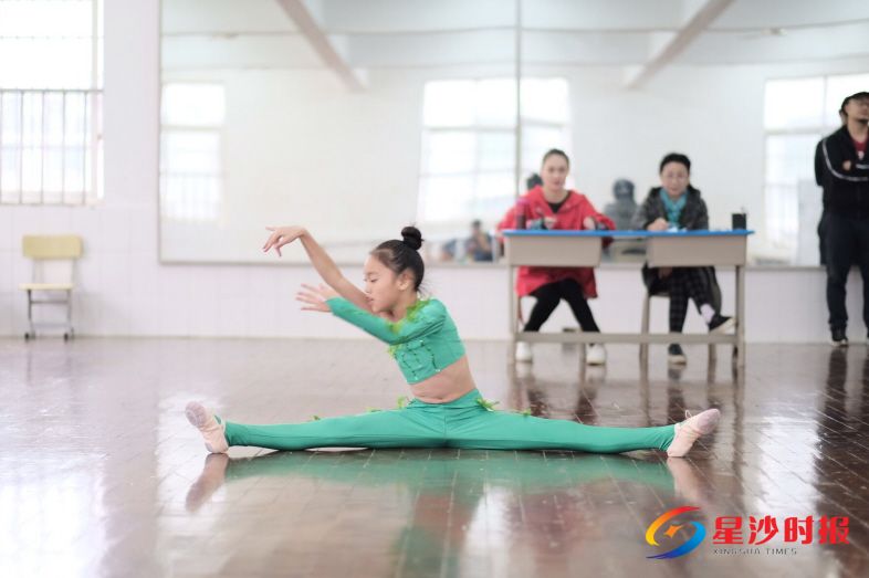 　　300余名学生报名参加小戏骨培训，图为小戏骨学员选拔现场。章帝 摄