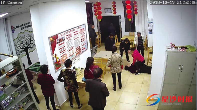 　　在长沙县筑梦佳园小区邻里活动室里，肖红英正在为昏厥的老人做心肺复苏急救，其他几位邻居也参与到接力救人中。　　监控视频截图