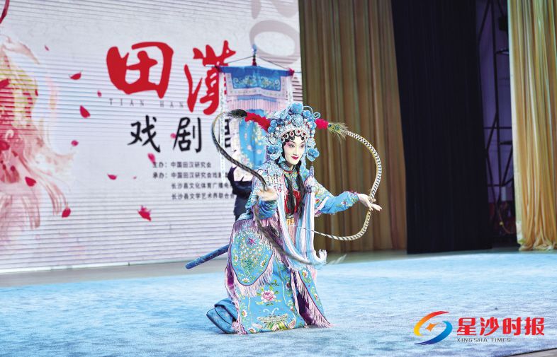 昨晚,“2018田汉戏剧周”活动在长沙县落下帷幕,现场精彩的戏曲表演赢得观众阵阵掌声。图为京剧《扈家庄》表演。 章帝 摄