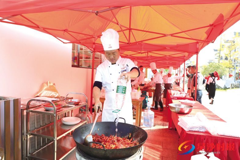 近日,长沙县果园镇首届农民丰收节举行,图为厨师现场烹饪花果虾。 蒋炼 摄