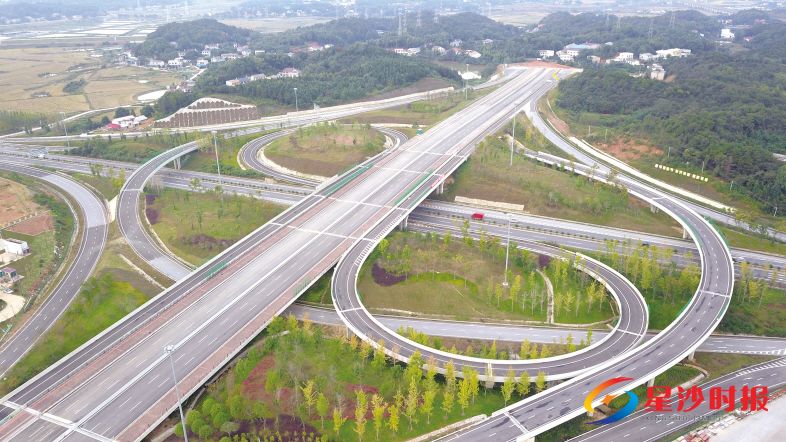 　　万家丽路与绕城高速互通项目包含对万家丽北路和绕城高速的新建与改建，以及“万家丽北”收费岗亭的新建。章帝 摄