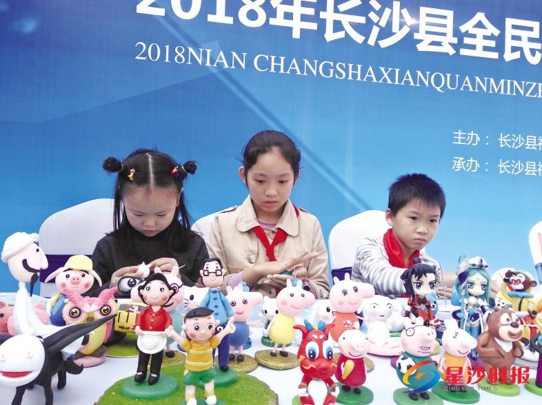 　　■梨街道龙华小学的学生们正在展示从社区学校学到的技能——捏面人。　　潘东晓 摄