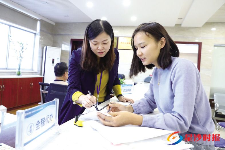 　　和祥科技园企业服务中心工作人员正在为企业提供服务。 蒋炼 摄