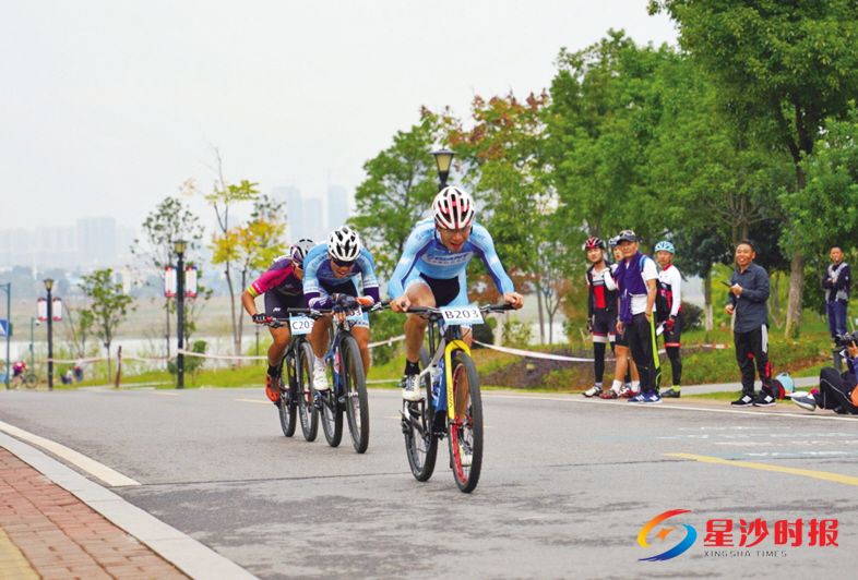 11月3日,“悦动星沙”2018年长沙县第七届环松雅湖自行车比赛举行,500名骑手在松雅湖畔展开激烈追逐。 章帝 摄