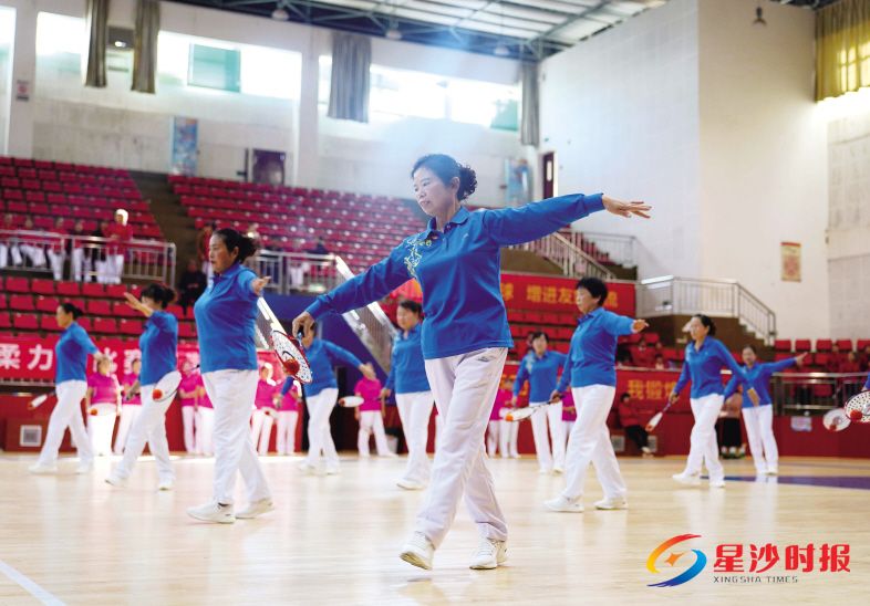 　　11月1日，“悦动星沙”长沙县第七届柔力球比赛在松雅湖中学举行。 　　章帝 摄
