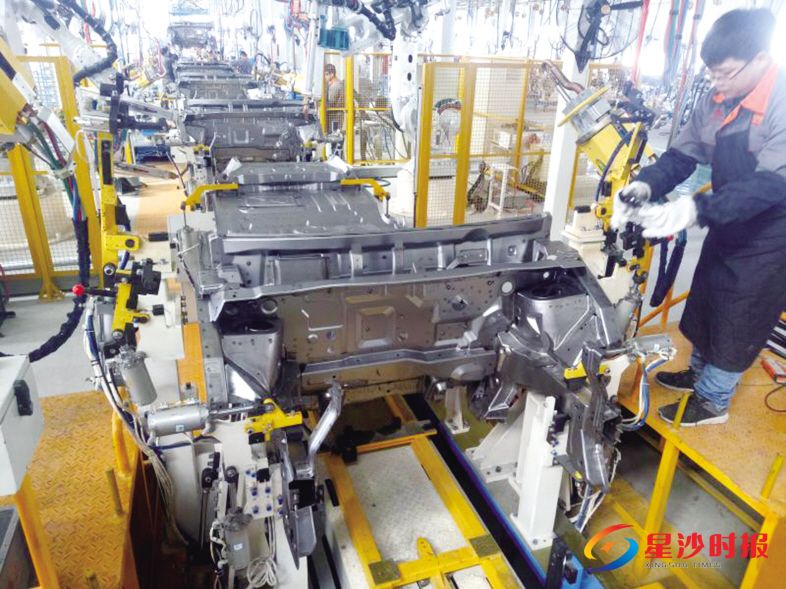 　　位于江背镇的湖南同冈科技发展有限责任公司响应政府号召，为实现企业转型升级、节能降耗的目标，启动Q3车型电动车车身自动化焊接线节能技术改造。陆继华 摄