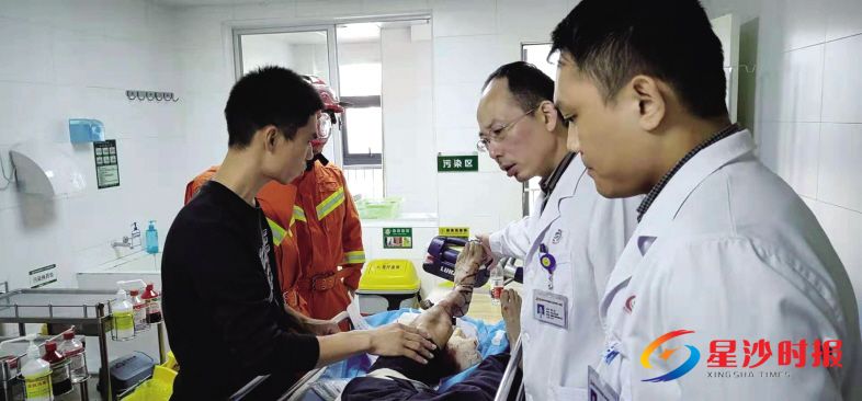 　　日前，长沙县金井镇一位居民骑摩托车摔倒，导致金属异物贯穿腿部。长沙市中医医院（长沙市第八医院）联合消防救治。 医院供图 