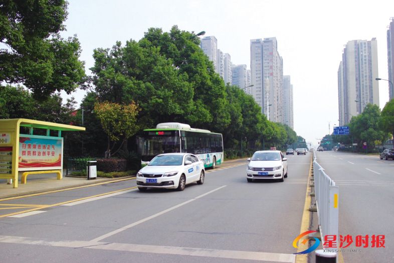 　　漓湘路公交车专用道黄色标线已基本完成，预计月底完工。 林畅 摄