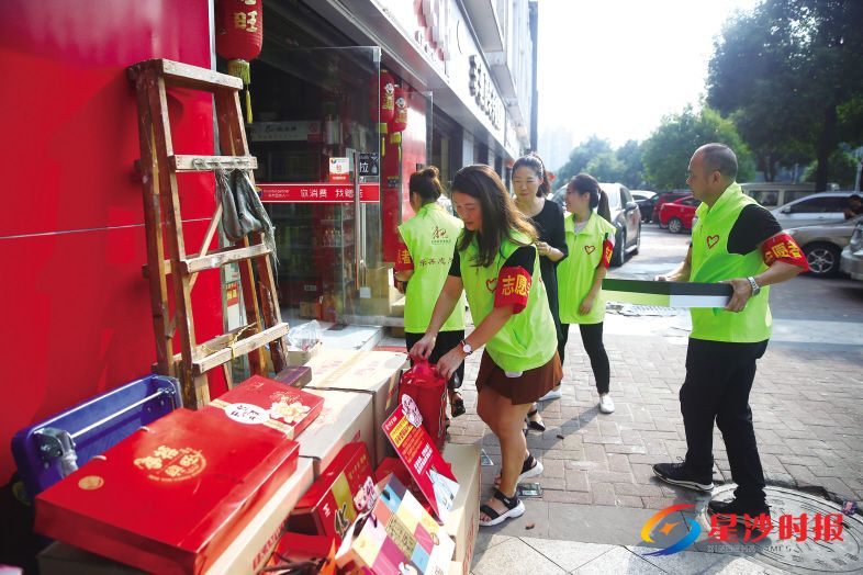 　　↑日前，万家丽北路沿线一家烟酒门店为促销违规店外经营，湘郡社区志愿者巡逻发现后，劝导店主将物品搬进店内，并宣传城市管理相关法律法规。