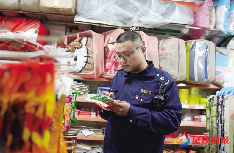 　　昨日，长沙县食品药品工商质量监督管理局星沙监管所副所长王邦在辖区内一家便利店，检查相关食品是否符合规范。  章帝 摄