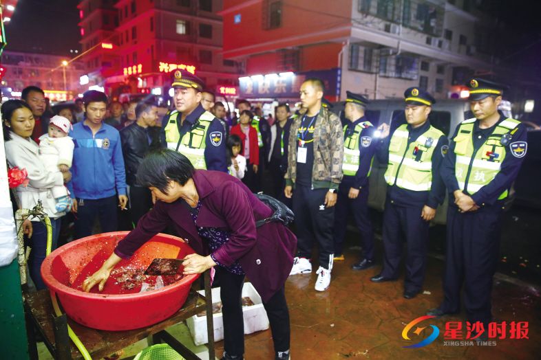 　　11月5日晚，联合执法组人员发现长沙县■梨街道一生鲜超市员工当街剖鱼，责令店主立即整改。 盛磊 摄