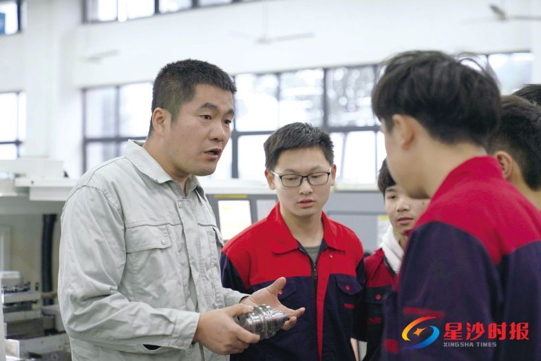 　　11月7日，在长沙县职业中专学校星沙校区实训车间里，获评全国技术能手的该校教师赵兵正在指导学生制作器具。章帝 摄