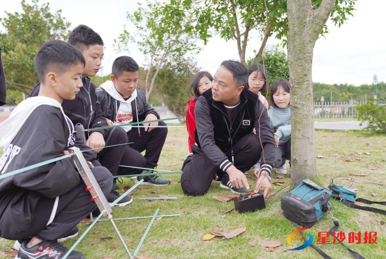 　　黄超宇正在指导队员们如何最快捕捉到信号。章帝 摄