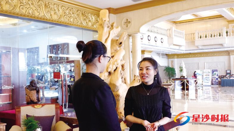 　　近日，在明城国际大酒店大堂，酒店总经理吴艳（右）正在询问员工工作情况。陈瑶 摄