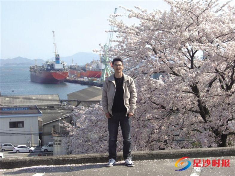 　　2010年的4月，正是日本樱花怒放的时节，李栋以工作的船厂和樱花为背景拍照留念。