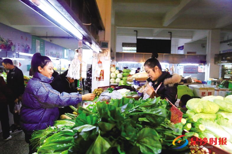　　昨日，在长沙县泉塘第二农贸市场，市民正在放心挑选蔬菜。该市场被评为“最佳农贸市场”。  陈妙琼 摄