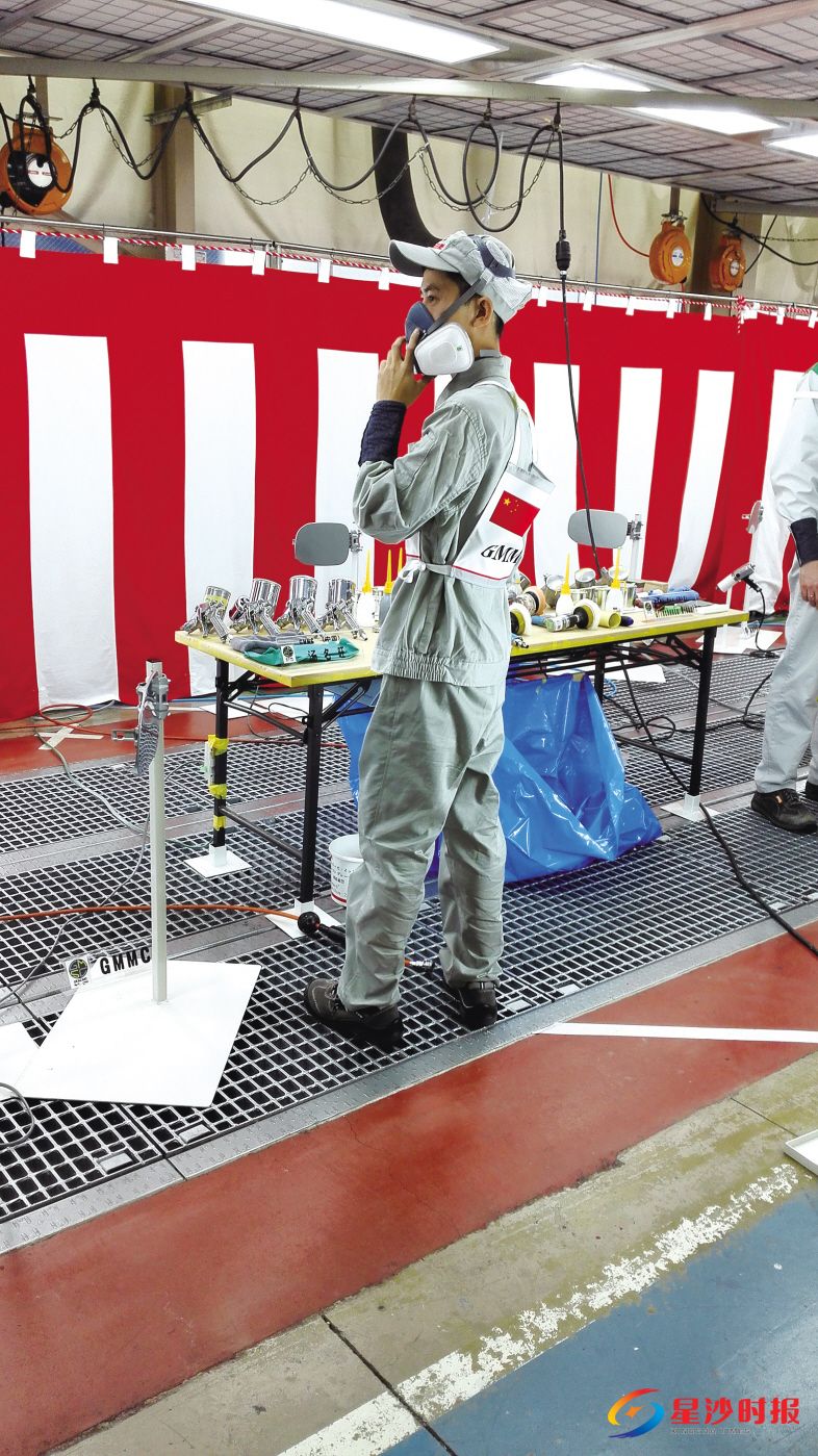 汤名旺在三菱汽车全球技能比武大赛上,捧回了涂装项目总冠军。图为汤名旺正在比赛。学校供图