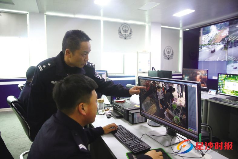 近日,在湘龙派出所,孙波(左)和视频侦查员回看一起摩托车盗窃案现场视频。 盛磊 摄