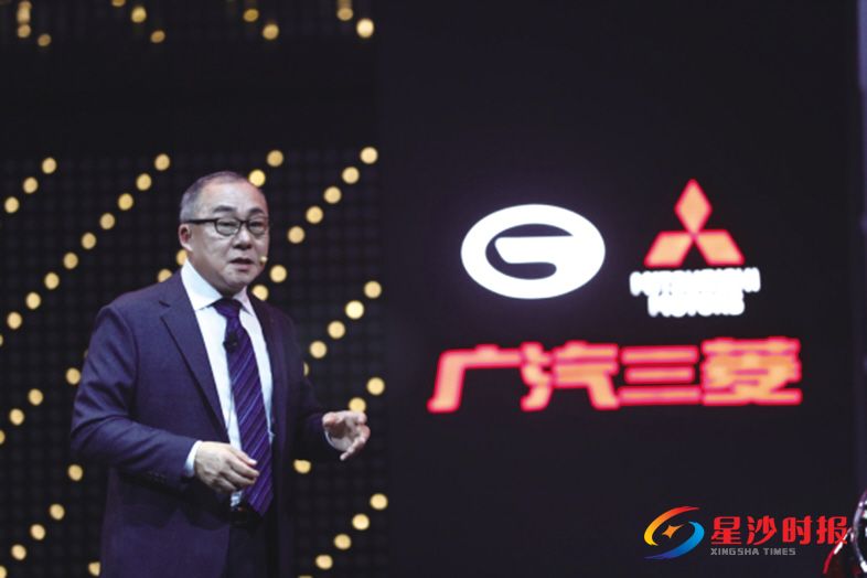 　　三菱汽车常务执行董事、造型设计本部长 国本恒博 在现场进行设计讲解。