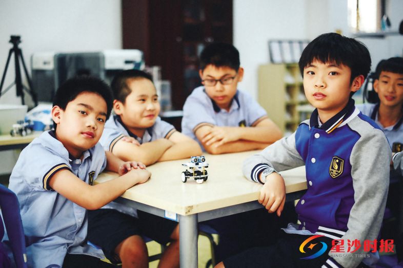 　　在机器人课外兴趣班上，孩子们自己DIY机器人并编写程序操纵其活动。郑骏 摄