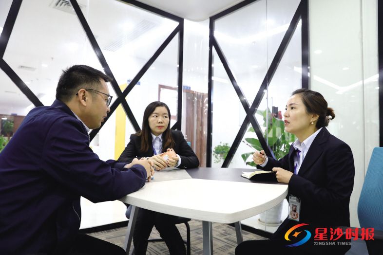 　　星为创芯产业园企业服务站负责人张享（右一）正在与同事一道，了解入孵企业情况，以便及时帮助企业解决发展过程中所遇到的困难。 蒋炼 摄