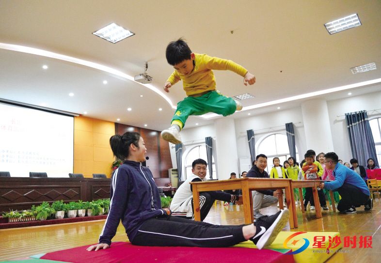 　　赛课现场，幼儿在老师的引导下，从桌上飞跃而下，锻炼勇气和运动能力。潘东晓 摄