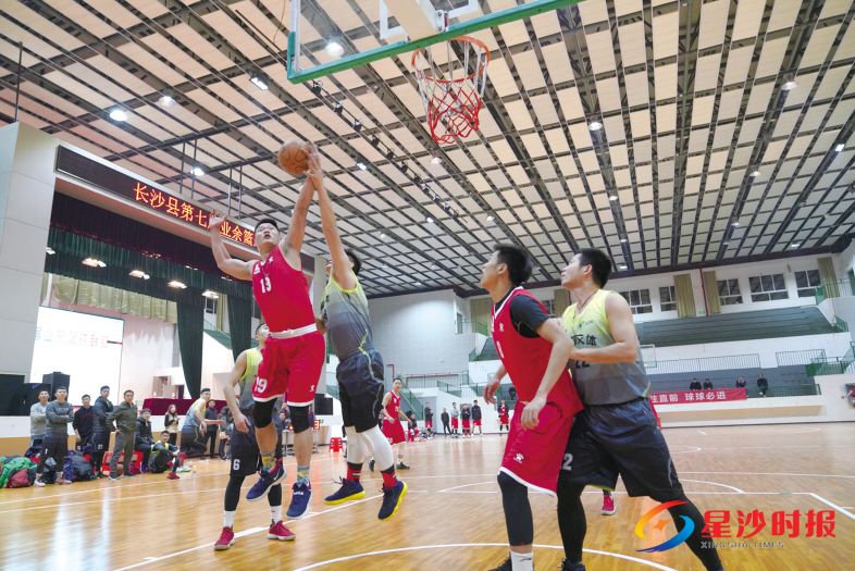 　　11月19日晚，长沙县第七届业余篮球联赛开赛，15支队伍200余名运动员参赛。章帝 摄