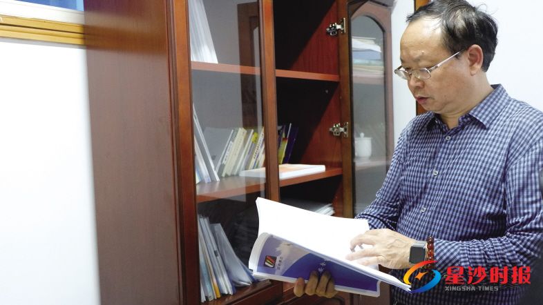 　　宋松树平时注重学习，不断提升业务能力。图为宋松树查阅相关资料。陈瑶 摄