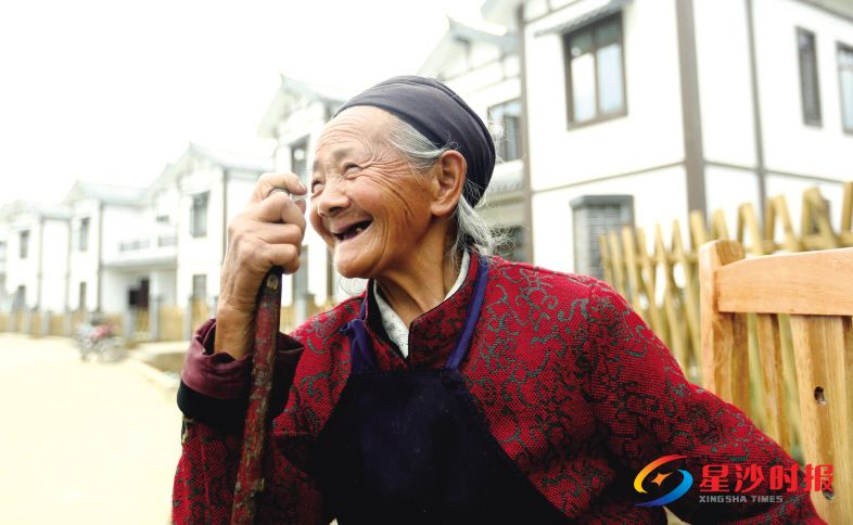 　　看着恒大二村的新房，83岁的张正英老人笑得合不拢嘴。