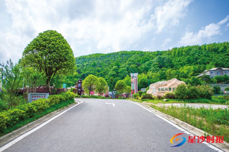 　　路面干净整洁，路边绿树成排，芦苇成片点缀，沿途风景秀丽……福临镇的一条条“高颜值”道路，串起了秀美福临。资料图片