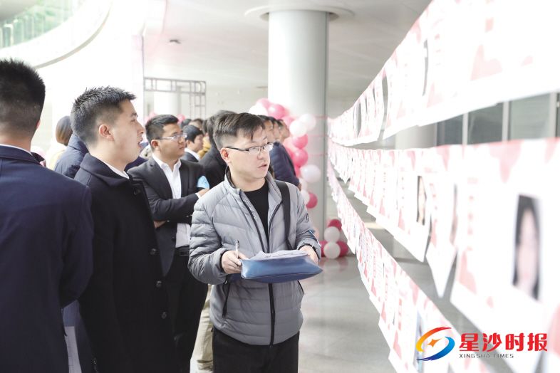 　　活动中，别出心裁的“招聘墙”让单身男女第一时间了解到对方的信息。蒋炼 摄