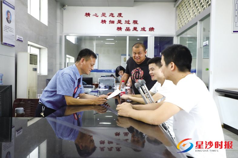 　　长沙县检察院不断更新司法理念，提升履职水平，为县域经济社会发展贡献检察力量。图为县检察院工作人员在了解群众诉求。张琴 摄