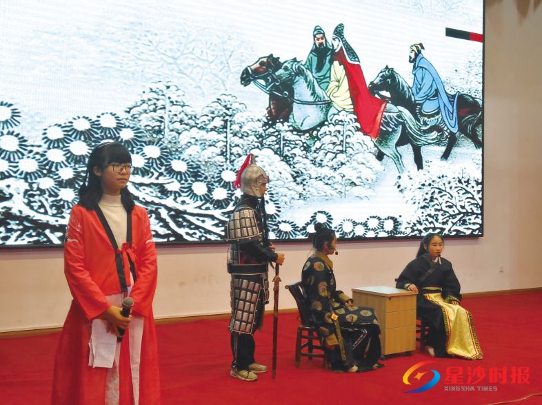 　　百熙实验中学学生自编自导自演《三顾茅庐》。潘东晓 摄