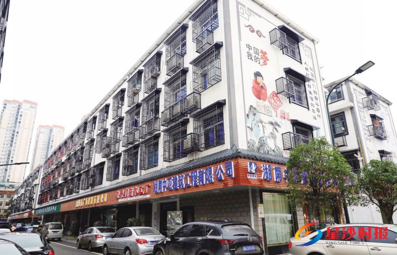 　　长沙县牛角冲社区全面提质提档，老旧小区外立面进行统一设计翻修，面貌一新。章帝 摄